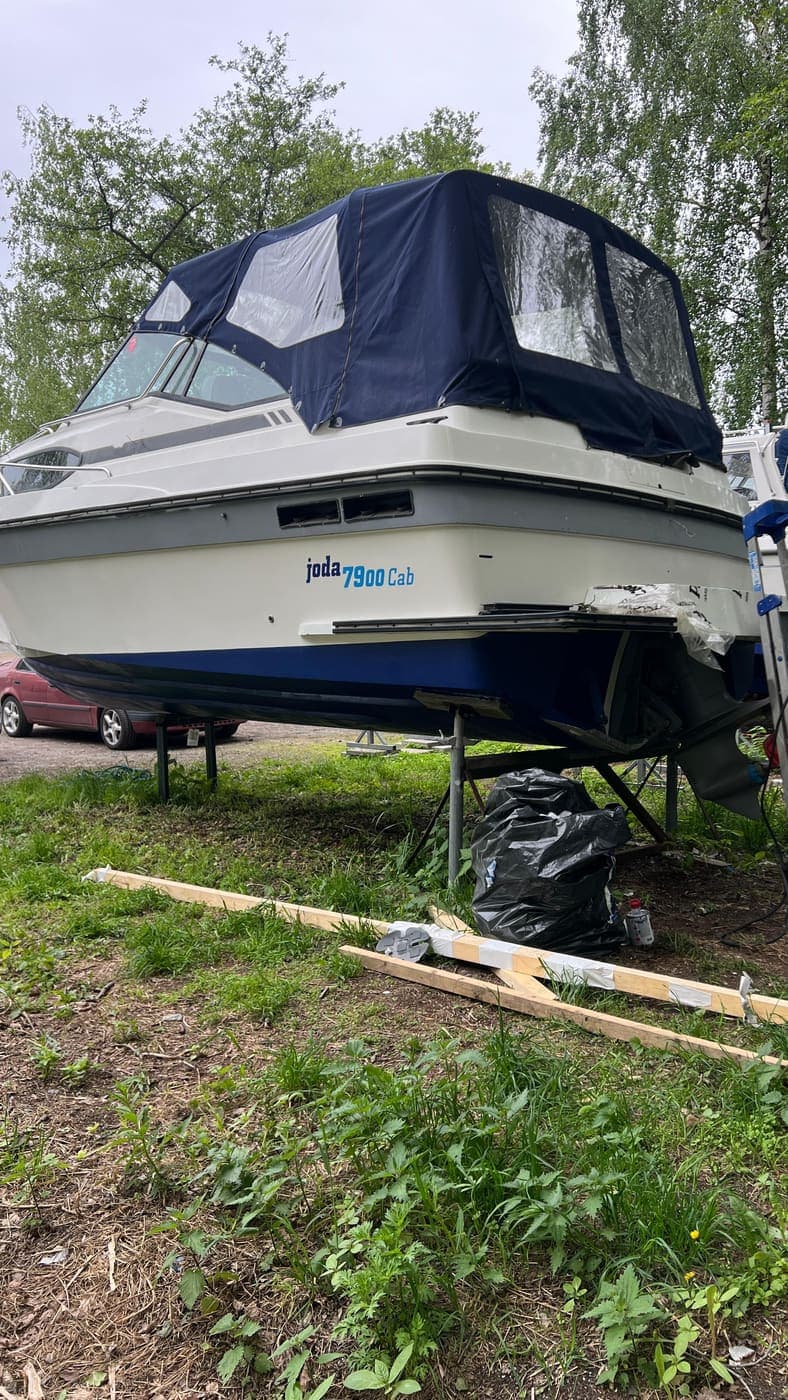 Vene talvisäilytyksessä suojapeitteen alla