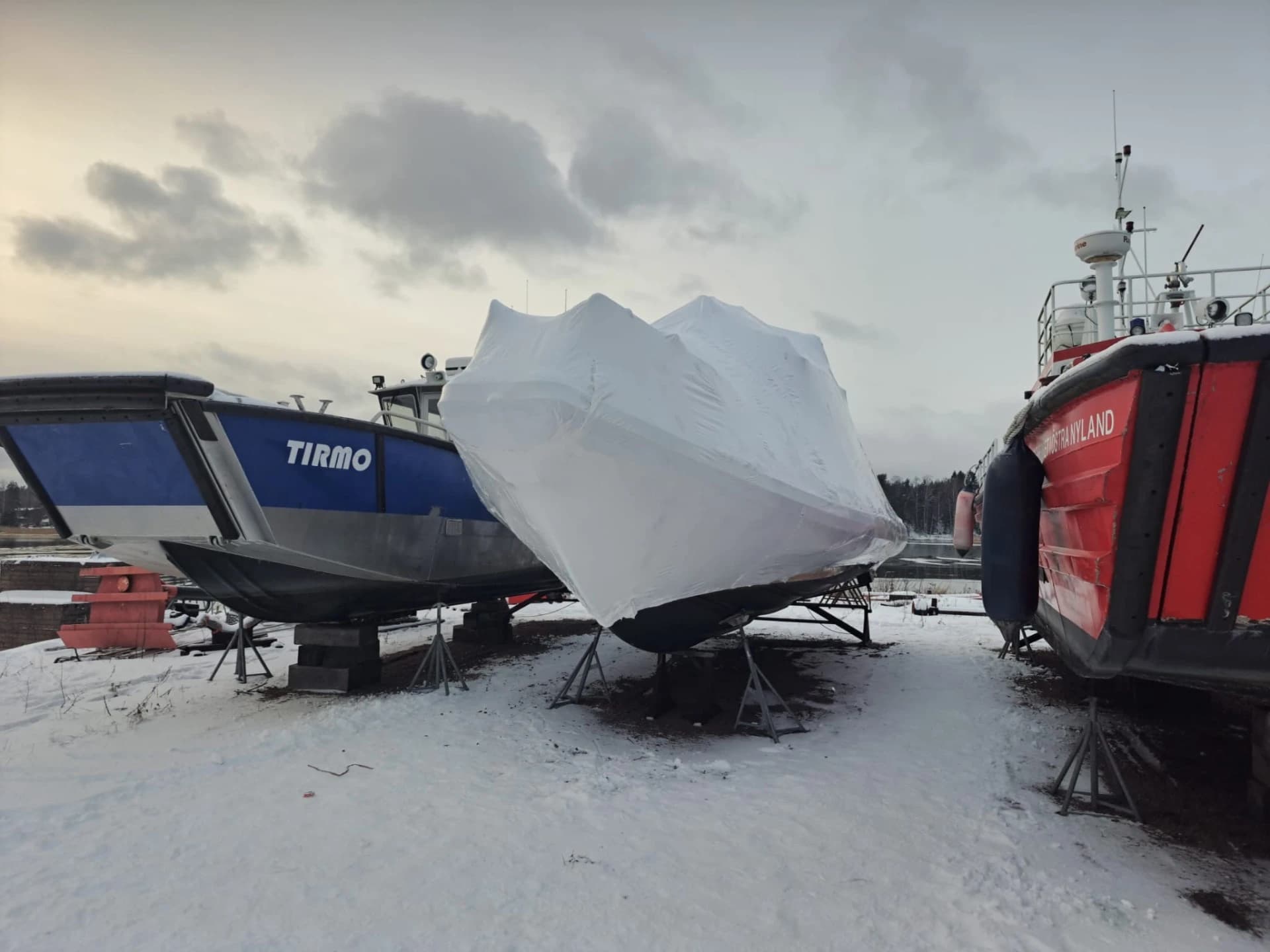 Jälkeen: kohde suojattuna kelmulla