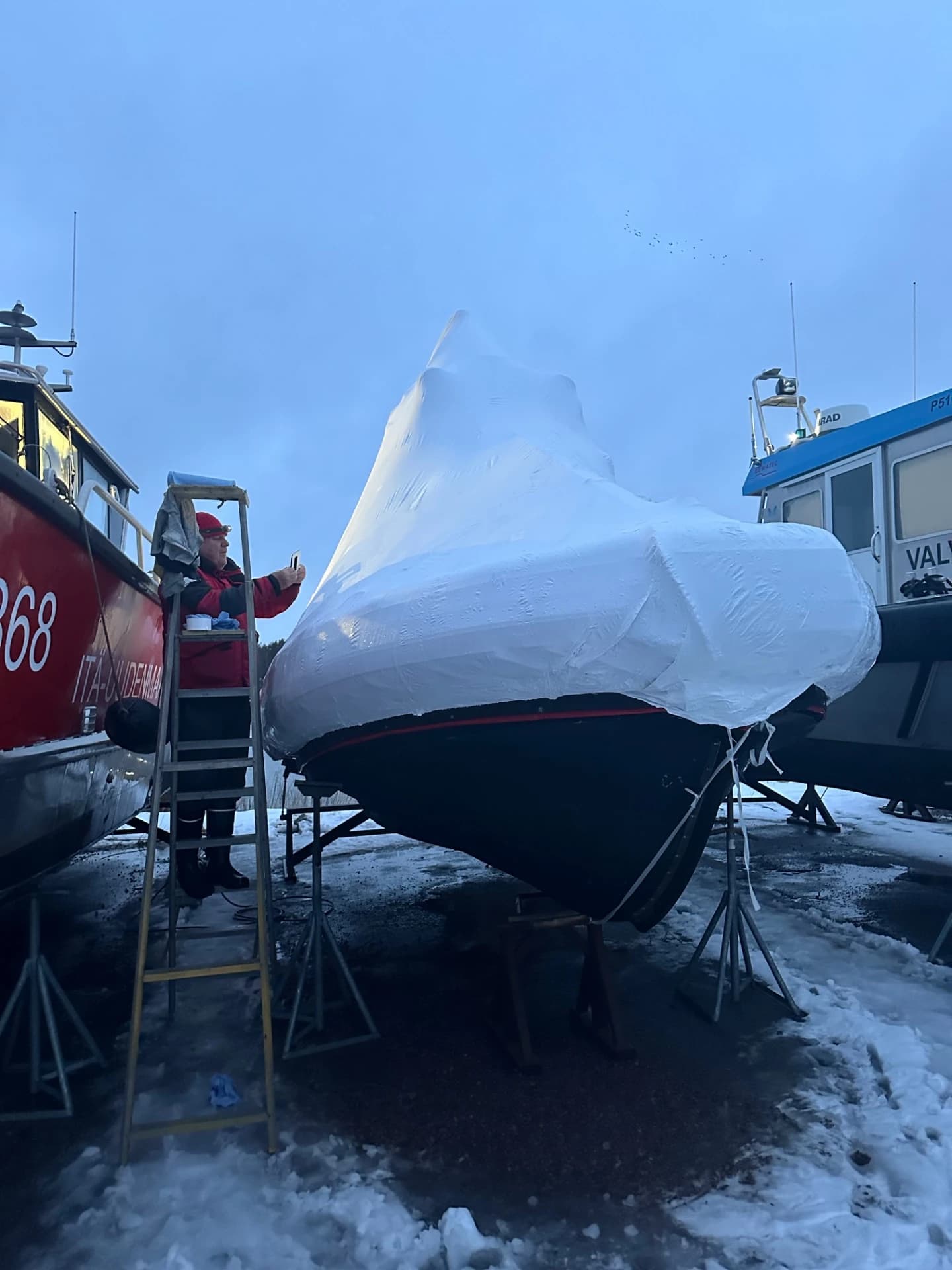 Jälkeen: vene suojattuna kutistepussilla