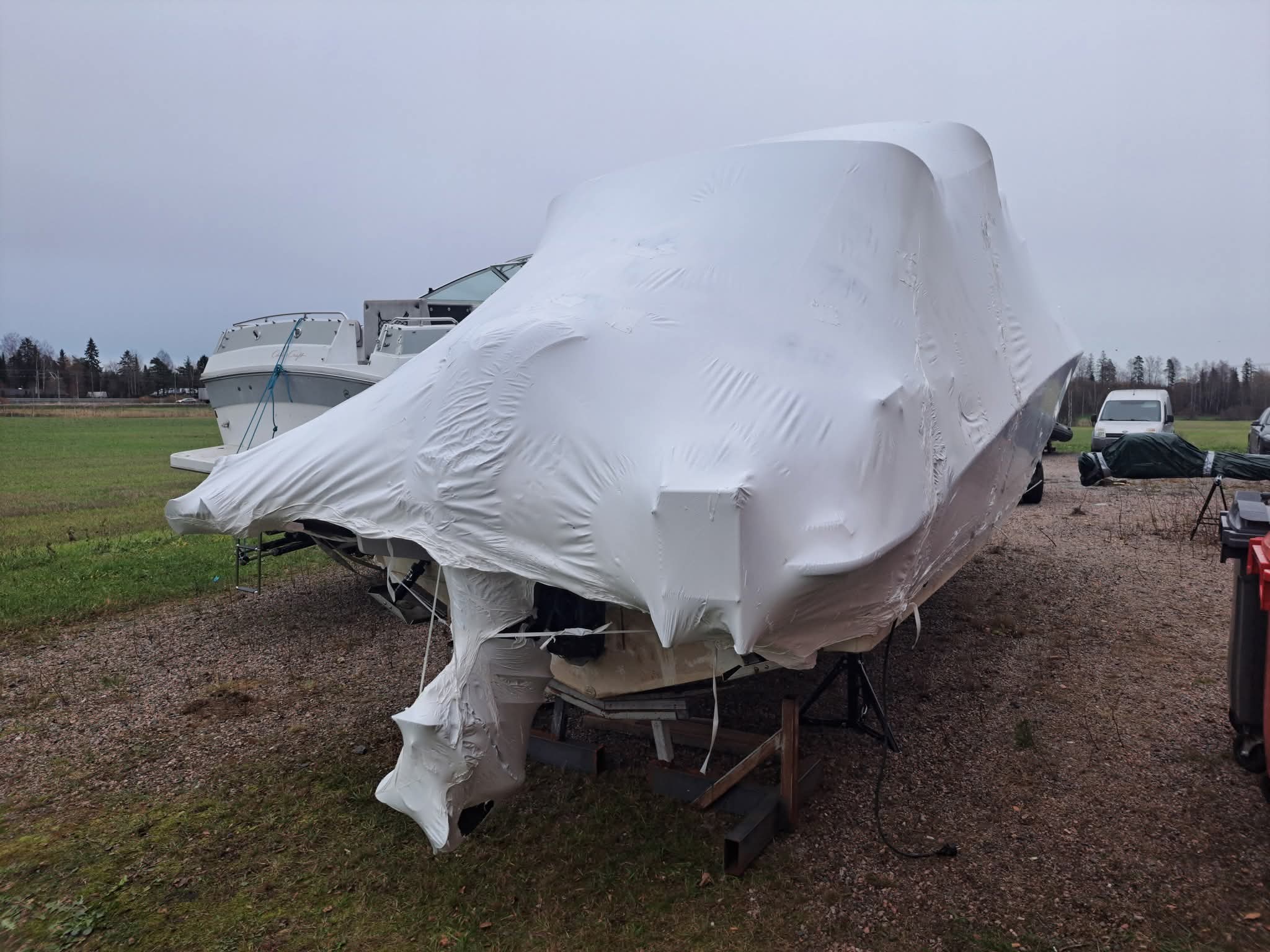 Iso kohde kelmutettuna kuljetusalustalla